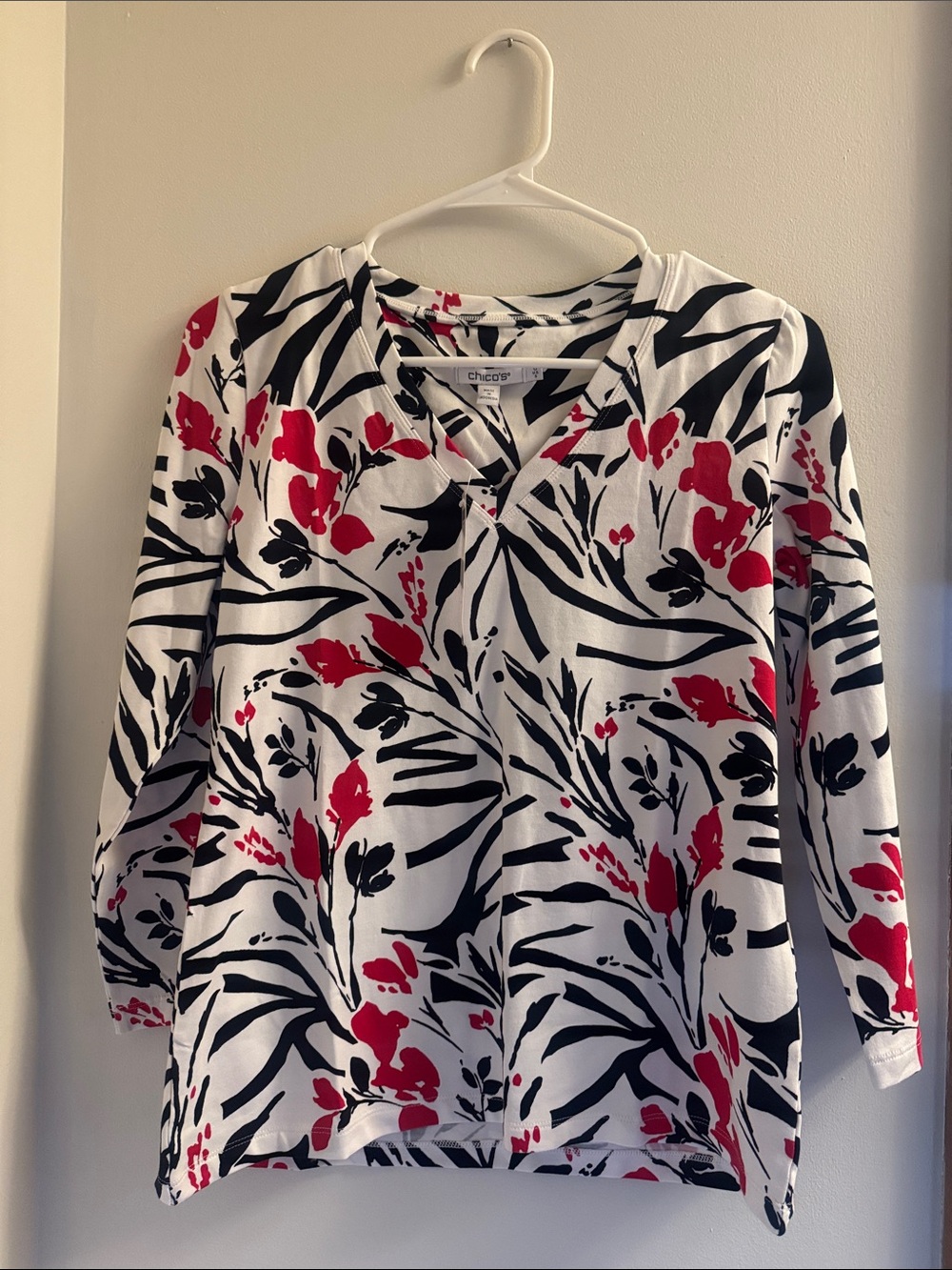 Chico's White Black & Red Floral V-Neck Tunic